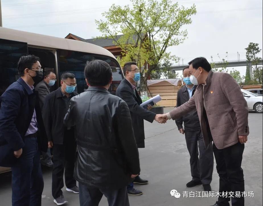 【中心動態(tài)】四川省供銷社黨組成員、副主任向益?zhèn)ヒ恍猩W臨我中心參觀調(diào)研