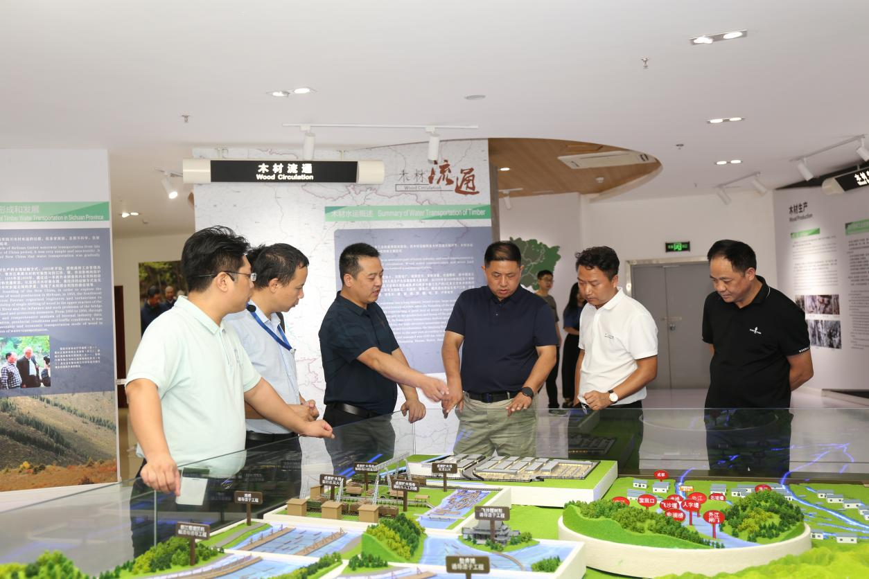 【中心動(dòng)態(tài)】安徽省六安市葉集經(jīng)濟(jì)開發(fā)區(qū)、安徽人造板協(xié)會(huì)、合肥工業(yè)大學(xué)領(lǐng)導(dǎo)一行蒞臨我中心參觀交流