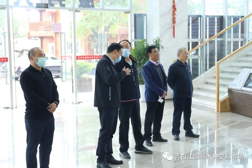 【中心動(dòng)態(tài)】阿壩州行政審批局原局長(zhǎng)何志富、阿壩州科協(xié)主席勒烏戈蒞臨青白江國(guó)際木材交易中心考察調(diào)研