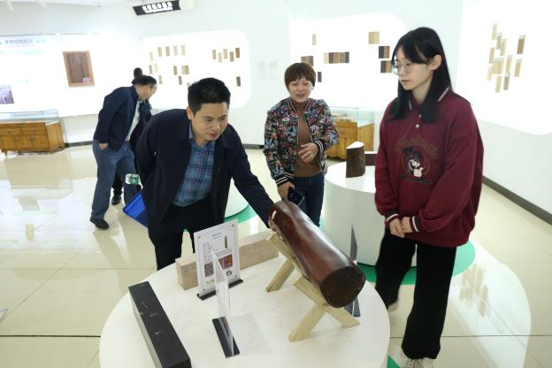 【中心動(dòng)態(tài)】成都市地方志嘉賓一行蒞臨青白江國際木材交易中心參觀指導(dǎo)